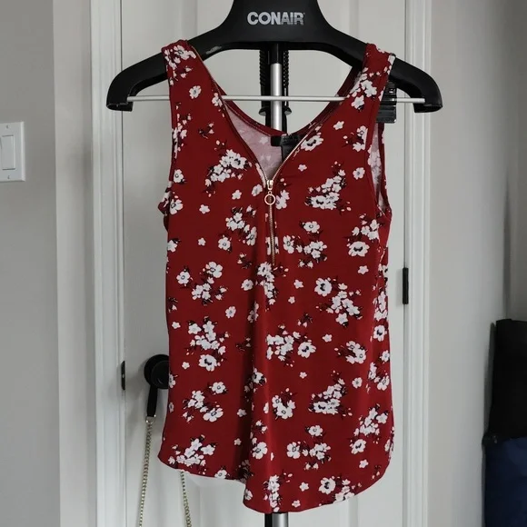 Red tanktop - Picture 2 of 11